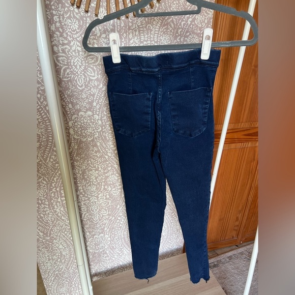 Free People Denim Jeggings in Medium Wash with Distressed Ankle No Button - Picture 4 of 6